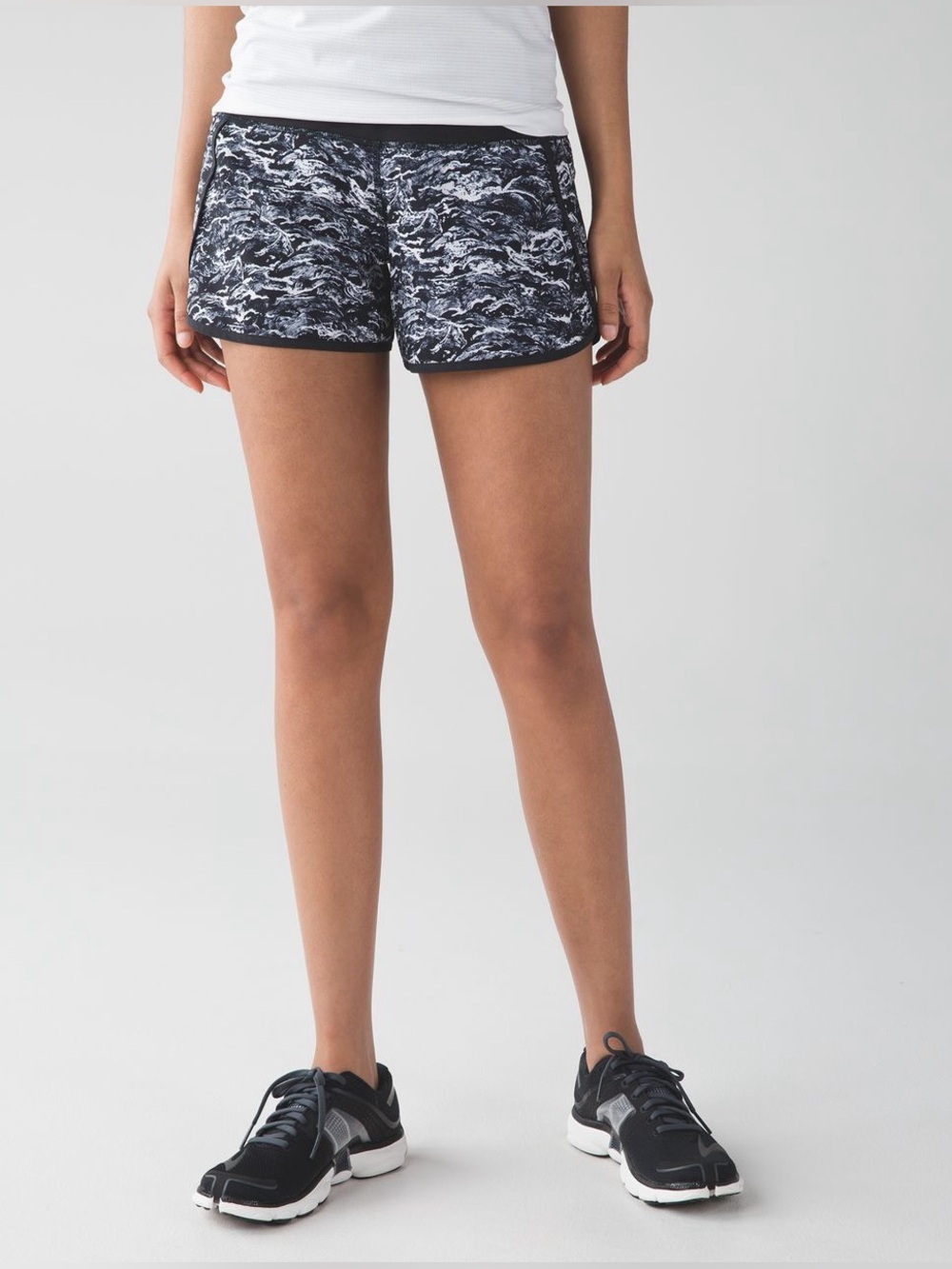 Lululemon Run Times Shorts Nami Wave White Black / Black (4)